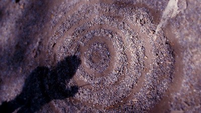 Spiralmuster im Sand als Sinnbild für Lösungswege